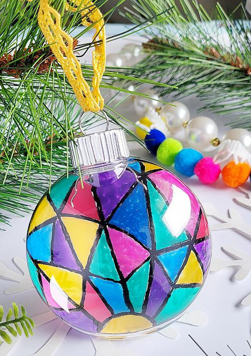 DecoArt glass paint marker set with six colorful markers for decorating glass surfaces and craft projects.